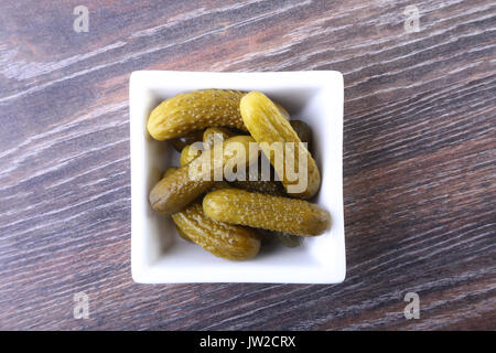 Schüssel mit eingelegten Gurken, Gurken auf hölzernen Hintergrund schliessen. Pickles. Stockfoto