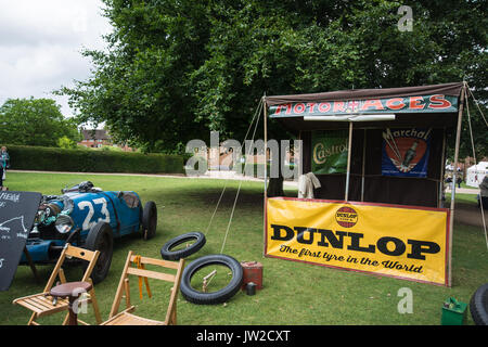Rennwagen Paris nach Wien und Dunlop signalisieren Car Racing Sportfahrzeug schnell Nummer eins Uhr Geschwindigkeit außerhalb Rennfahrer Reifen stehen auf dem Platz Stockfoto