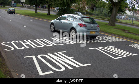 Schule zone Schild an der Straße Straße geschrieben Stockfoto