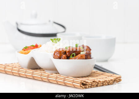 Chinesisches Abendessen bestehend aus Honig Knoblauch Rippen, Reis und rote Chicken Curry. Stockfoto