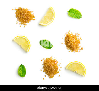 Mojito Zutaten. Zitrone, Minze und Rohrzucker auf weißem Hintergrund. Süße Zucker, Minze und Zitrone. Stockfoto