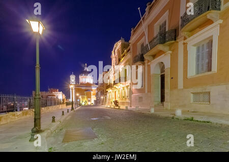 Ermoupoli auf der Insel Syros bei Dämmerung Licht. Cairo ist eine Stadt, die ehemalige Gemeinde auf der Insel Syros Stockfoto