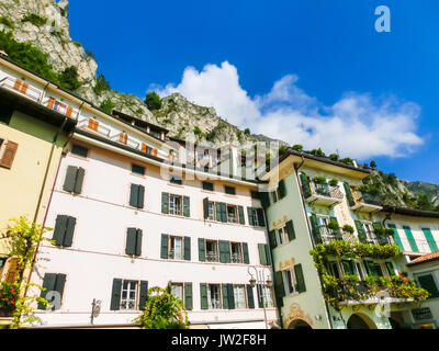 Limone sul Garda, Italien - 21 September, 2014: Die Berge mit Häusern Stockfoto