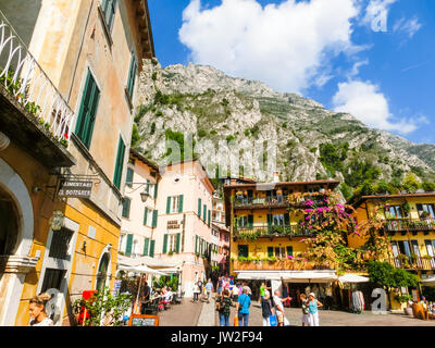 Limone sul Garda, Italien - 21 September, 2014: Die Menschen gehen auf die Straße, in der sich berühmte Dorf Stockfoto