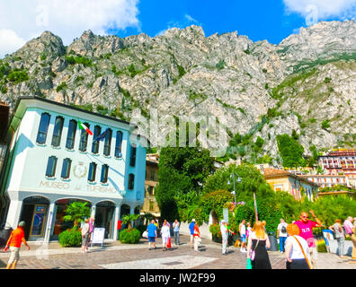 Limone sul Garda, Italien - 21 September, 2014: Die Menschen gehen auf die Straße, in der sich berühmte Dorf Stockfoto