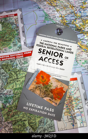 Nationalparks Lebensdauer Seniorenpass und Karten, USA Stockfoto