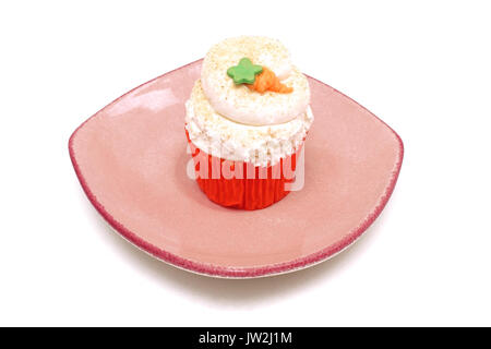 Lecker Kuchen auf Schild mit weißem Hintergrund Stockfoto