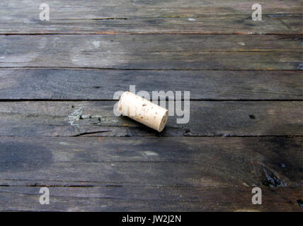 Weinkorken und Weingläser auf dem hölzernen Tisch Stockfoto