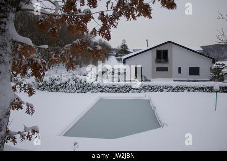 Open-air Swimming pool im Winter Stockfoto
