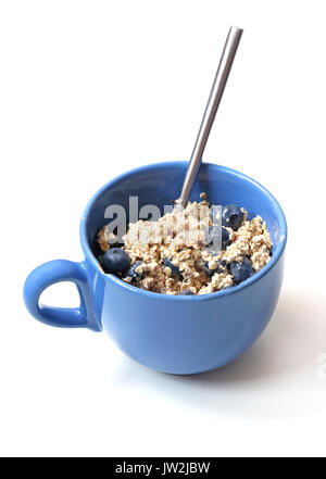 Gesundes Frühstück mit Hafer und Heidelbeeren in Keramik Schüssel Stockfoto