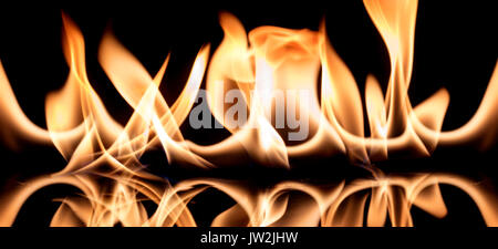 Feuer und Flamme auf ein Glas verspiegelte Oberfläche, schwarzer Hintergrund reflektieren Stockfoto