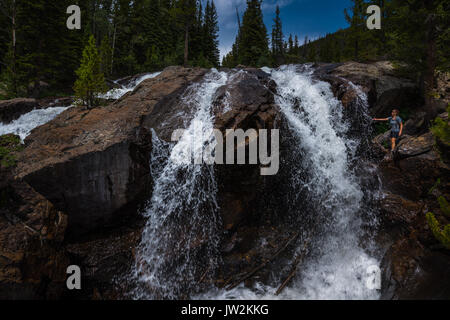 Wanderer bei Jasper Creek Falls in der Nähe des Lost Lake Stockfoto