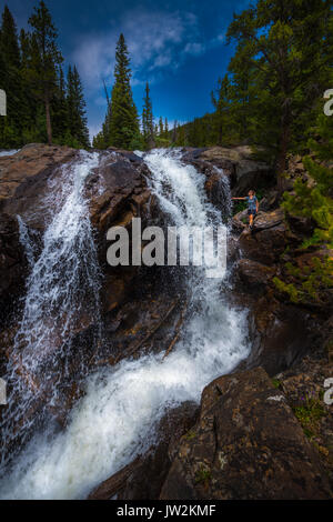 Wanderer bei Jasper Creek Falls in der Nähe des Lost Lake Stockfoto