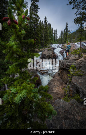 Wanderer, der Wasserfall bei Jasper Creek Falls in der Nähe des Lost Lake Stockfoto