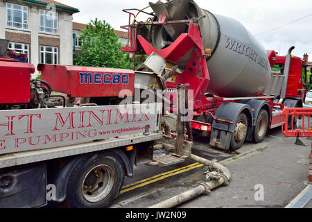 Beton pumpen Lkw teamed oben mit einem Ready-mix Betonmischer LKW für eine inländische Sanierung Stockfoto