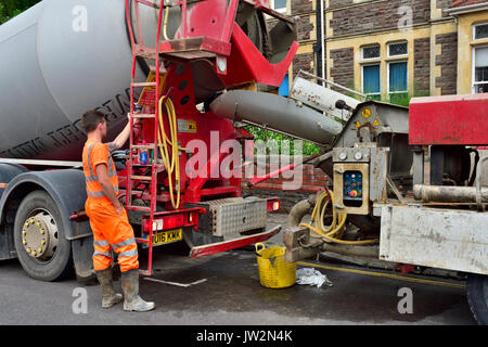 Beton pumpen Lkw teamed oben mit einem Ready-mix Betonmischer LKW für eine inländische Sanierung Stockfoto