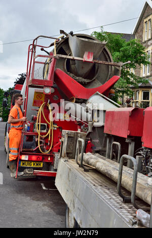 Beton pumpen Lkw teamed oben mit einem Ready-mix Betonmischer LKW für eine inländische Sanierung Stockfoto