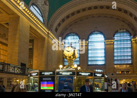 Die berühmte Uhr über den Informationsstand in der Grand Central Station an der 42nd Street in New York City Stockfoto