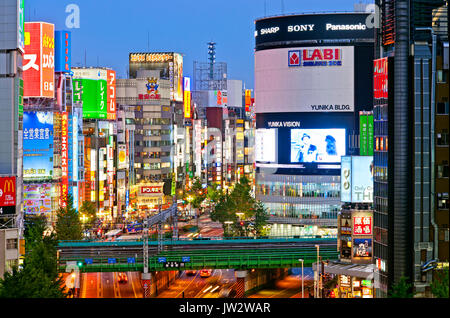 Shinjuku Tokyo Japan Yasukuni Dori Kabukicho in der Nacht Stockfoto