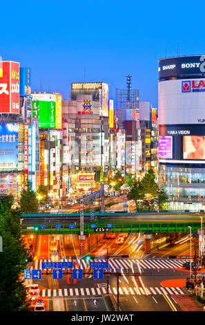 Shinjuku Tokyo Japan Yasukuni Dori Street Kabukicho nachts mit Plakaten Stockfoto