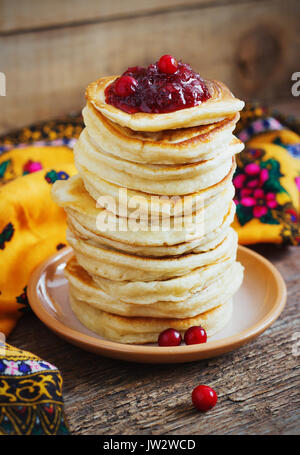 Heften von Hefe Pfannkuchen von Cranberry, traditionelle für Russische Pfannkuchen Woche rustikal Stockfoto