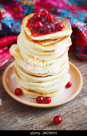 Heften von Hefe Pfannkuchen von Cranberry, traditionelle für Russische Pfannkuchen Woche rustikal Stockfoto