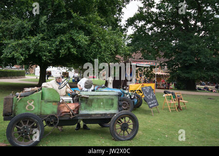 Rennwagen Paris nach Wien Stühle Mann Pose Schieferbrettbrille fahren Fahrer Rennfahrzeug draußen Dunlop Old Style Oldtimer Open Top langsame Geschwindigkeit schnell Stockfoto