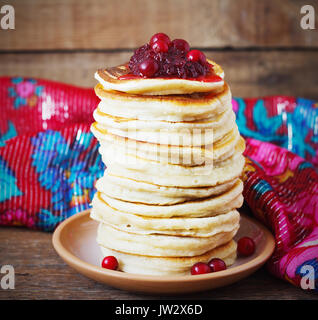 Heften von Hefe Pfannkuchen von Cranberry, traditionelle für Russische Pfannkuchen Woche rustikal Stockfoto