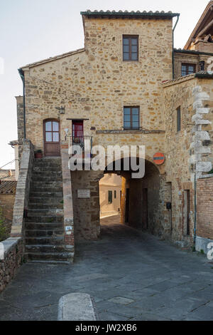 Typische mittelalterliche Gebäude in einem toskanischen Dorf in Italien. Stockfoto