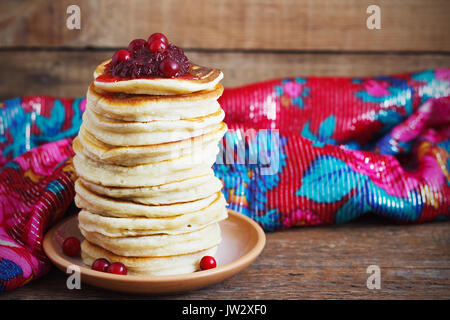 Heften von Hefe Pfannkuchen von Cranberry, traditionelle für Russische Pfannkuchen Woche rustikal Stockfoto