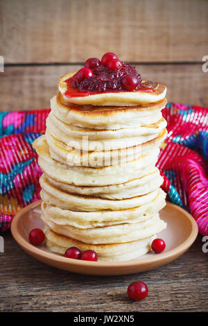 Heften von Hefe Pfannkuchen von Cranberry, traditionelle für Russische Pfannkuchen Woche rustikal Stockfoto