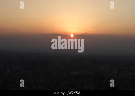 Sonnenuntergang über Kairo vom Turm Stockfoto