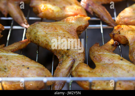 Hähnchenflügel auf Grill mit dem Feuer Stockfoto