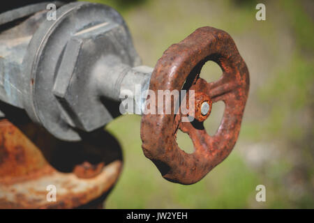 Nahaufnahme einer rostigen tippen Sie das Ventil auf einer alten Wasserpumpe. Stockfoto