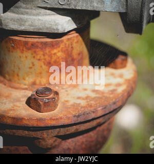 Nahaufnahme der rostigen Schrauben auf alte Wasserpumpe Rohrleitungsflanschen. Quadratischen Format. Stockfoto