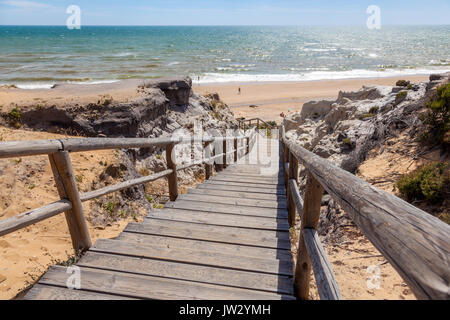 Treppe zum Strand Playa del Asperillo in Matalascanas. Donana Naturpark, Provinz Huelva, Costa de la Luz, Andalusien, Spanien Stockfoto