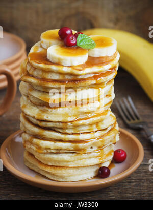 Pfannkuchen mit Banane, Nussbaum für ein Frühstück auf einem dunklen Hintergrund rustikalen Stil Stockfoto