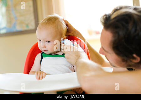 Messung des Vaters Sohn (12-17 Monate) Temperatur Stockfoto