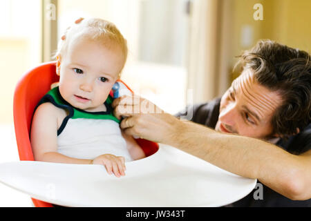 Messung des Vaters Sohn (12-17 Monate) Temperatur Stockfoto