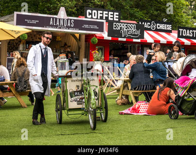 Hendricks Gin Trolley, Montage Gärten, George Square, Edinburgh, Schottland, Großbritannien, Fringe Festival 2017, mit Mann im weißen Mantel und vintage Sonnenbrillen Stockfoto
