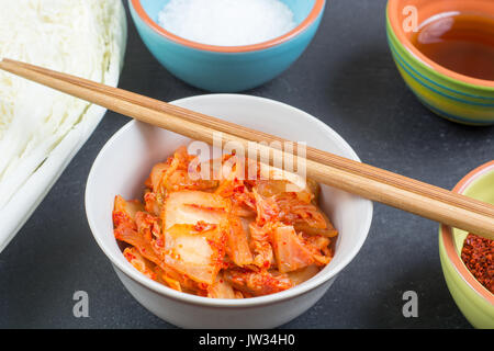 Kimchi - Koreanische superfood. Eingelegte Chinakohl in Schüssel auf schiefer Platte Stockfoto