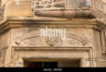 Geschnitzte Inschrift am Eingang des 17. Jahrhunderts Writer's Museum, das Lady Treppen House, Edinburgh, feiert das Leben der RLS, Verbrennungen, Sir Walter Scott Stockfoto