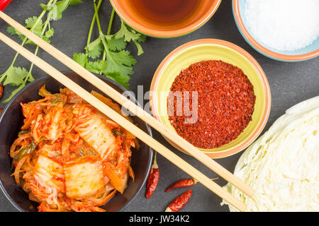 Kimchi - Koreanische superfood. Eingelegte Chinakohl in Schüssel auf schiefer Platte Stockfoto