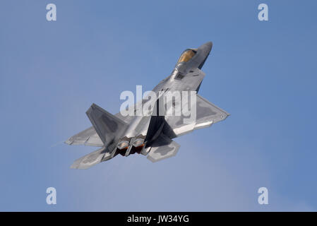 Lockheed Martin F-22 Raptor Tarnjäger Jet Flugzeug fliegt auf einer Flugschau. US Air Force. Moderne militärische Verteidigungsflugzeuge auf der RIAT Airshow Stockfoto