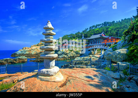 Haedong Yonggungsa Tempel und Haeundae Meer in Busan, Südkorea. Stockfoto