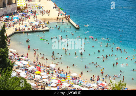 NEUM, BOSNIEN UND HERZEGOWINA - Juli 16, 2017: ein Blick auf die Stadt und die Leute am Wasser schwimmen und Sonnenbaden am Strand in Neum, Bosnien und Herze Stockfoto