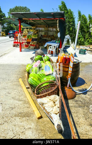Wassermelonen in ein Boot und frische, hausgemachte Fruchtsäfte auf einem Fass zu einem Essen stand neben dem Fluss Neretva in Kroatien. Stockfoto