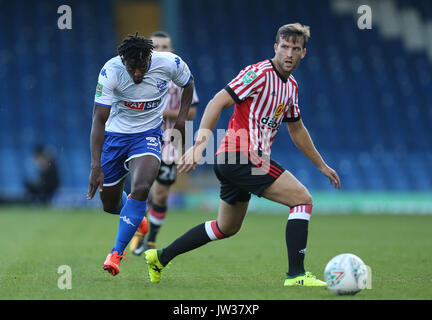 Bury von Greg Leigh (links) und Sunderland Adam Matthews während der carabao Schale, erste Runde an gigg Lane, begraben. Stockfoto