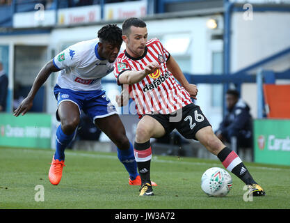 Bury von Greg Leigh und Sunderland George Honeyman (rechts) während der carabao Schale, erste Runde an gigg Lane, begraben. Stockfoto