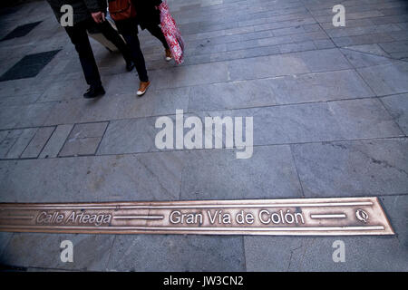 Angabe der Bronze in der Erde bezeichnet Name der Straße Anschlussblöcke zur das Kreuz von Straßen in Granada, Andalusien, Spanien Stockfoto